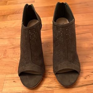 Christian Soriano; Olive High Heels w/ Peep Holes; 9.5 Size. Stylish Heels!